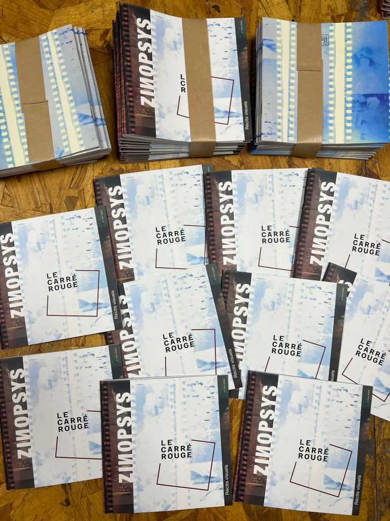 présentation du fanzine de photographie argentique sur une table, plusieurs exemplaires